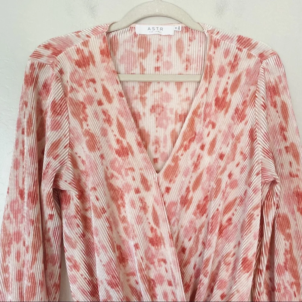 ASTR Cream Pink Textured Long Balloon Sleeve Surplice Bodysuit - Picture 5 of 7